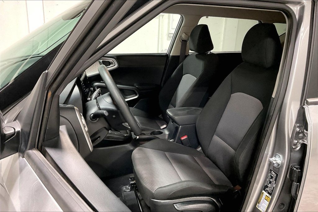 Used 2025 Kia Soul LX w/ LX Technology Package FWD image 30