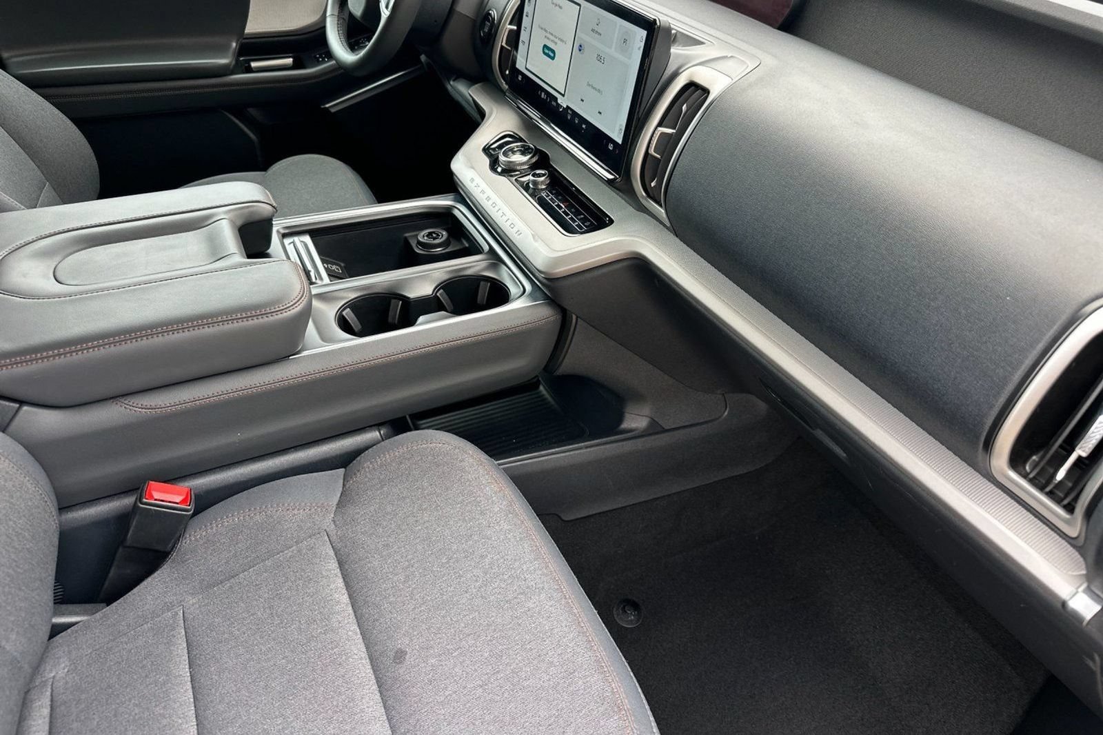Used 2025 Ford Expedition Active AWD/4WD image 22