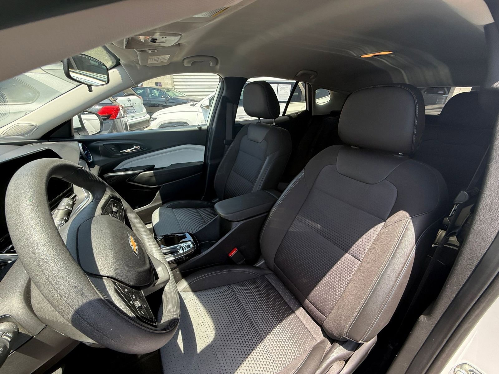 Used 2025 Chevrolet Trax LT FWD image 33