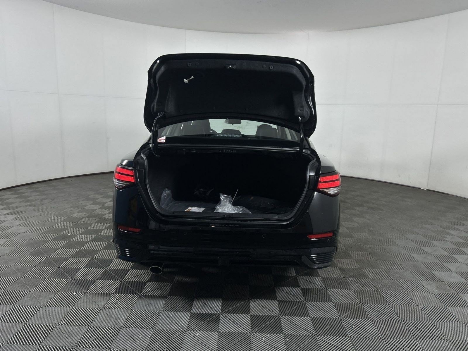 New 2025 Nissan Sentra SR w/ SR Premium Package FWD image 18