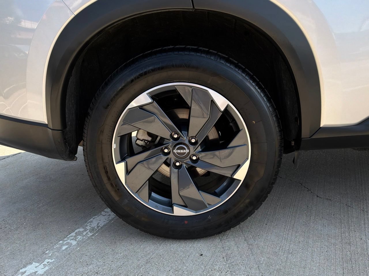 Used 2025 Nissan Rogue SV FWD image 9