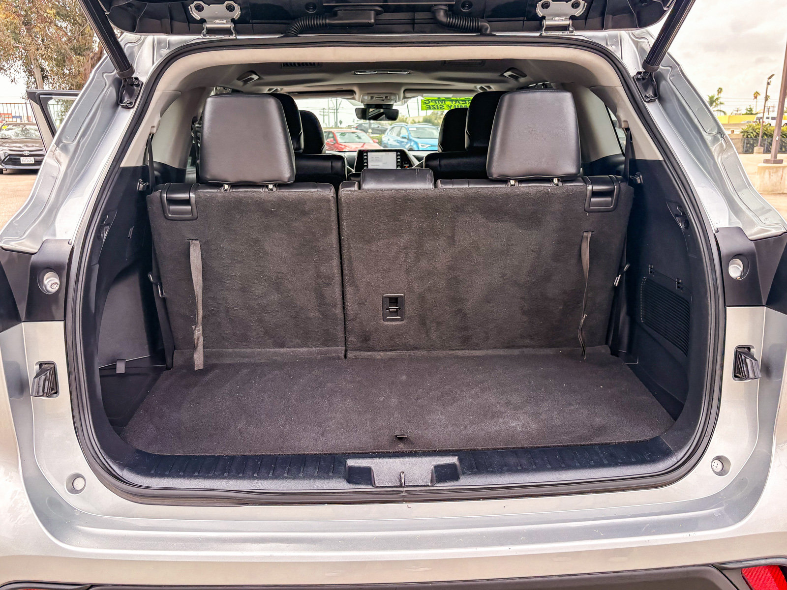 Used 2021 Toyota Highlander XLE FWD image 24