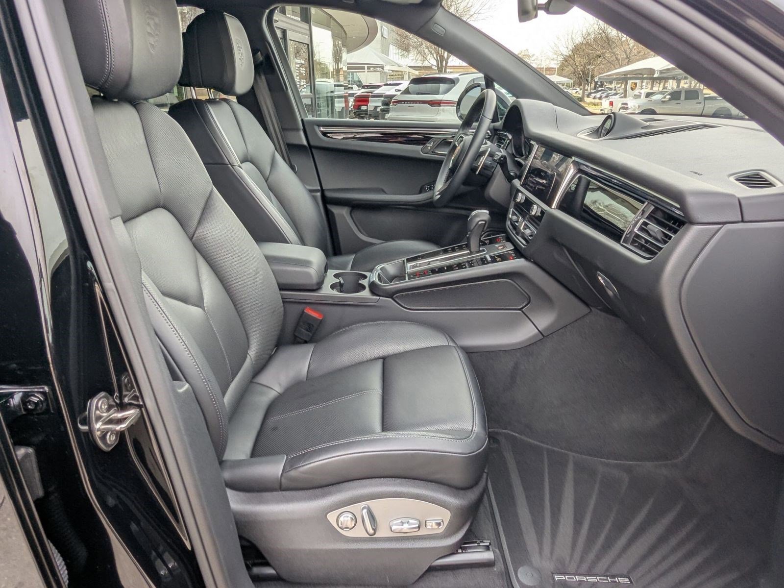 Certified 2025 Porsche Macan image 24