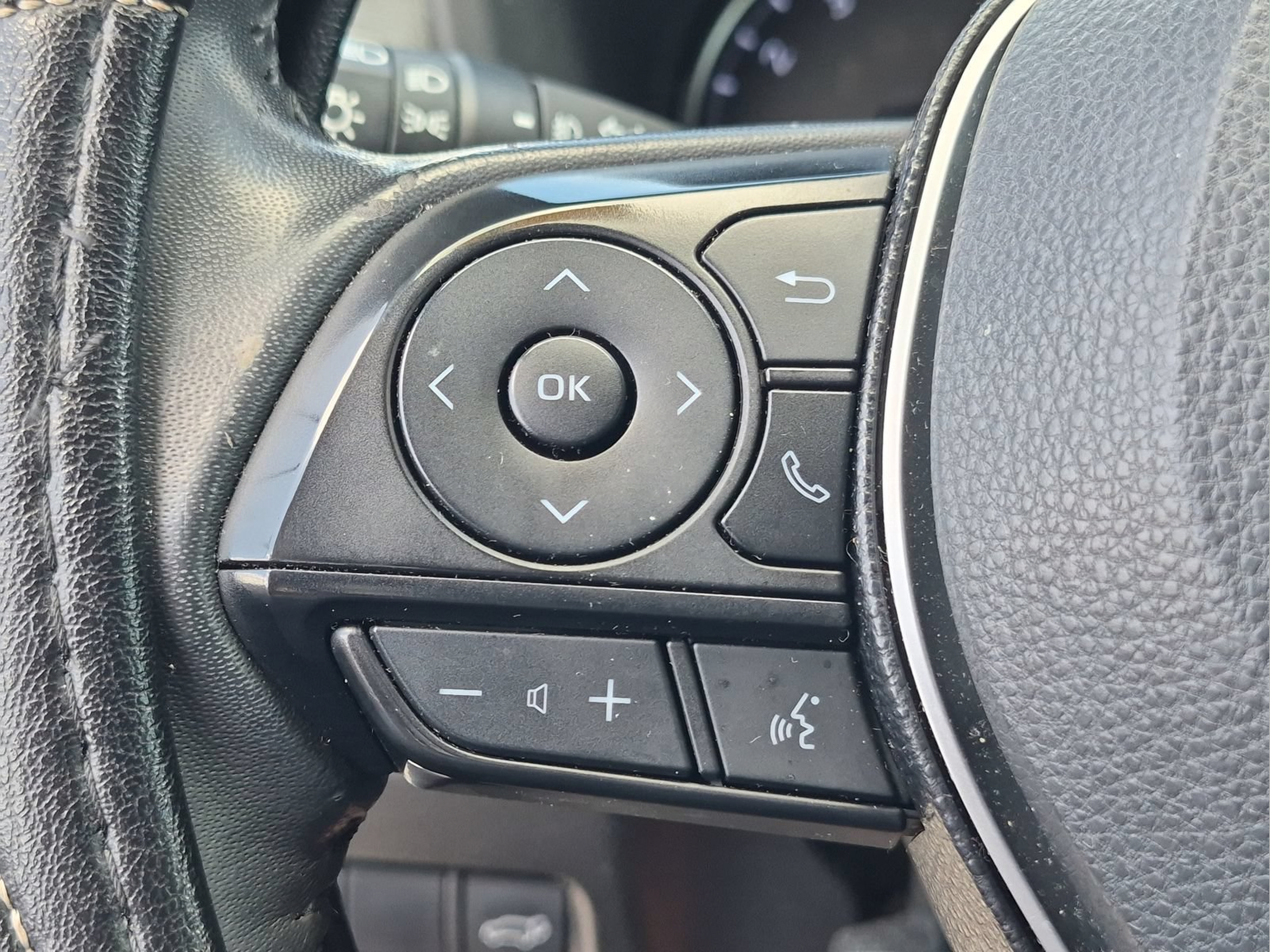 Used 2019 Toyota RAV4 XLE Premium FWD image 13