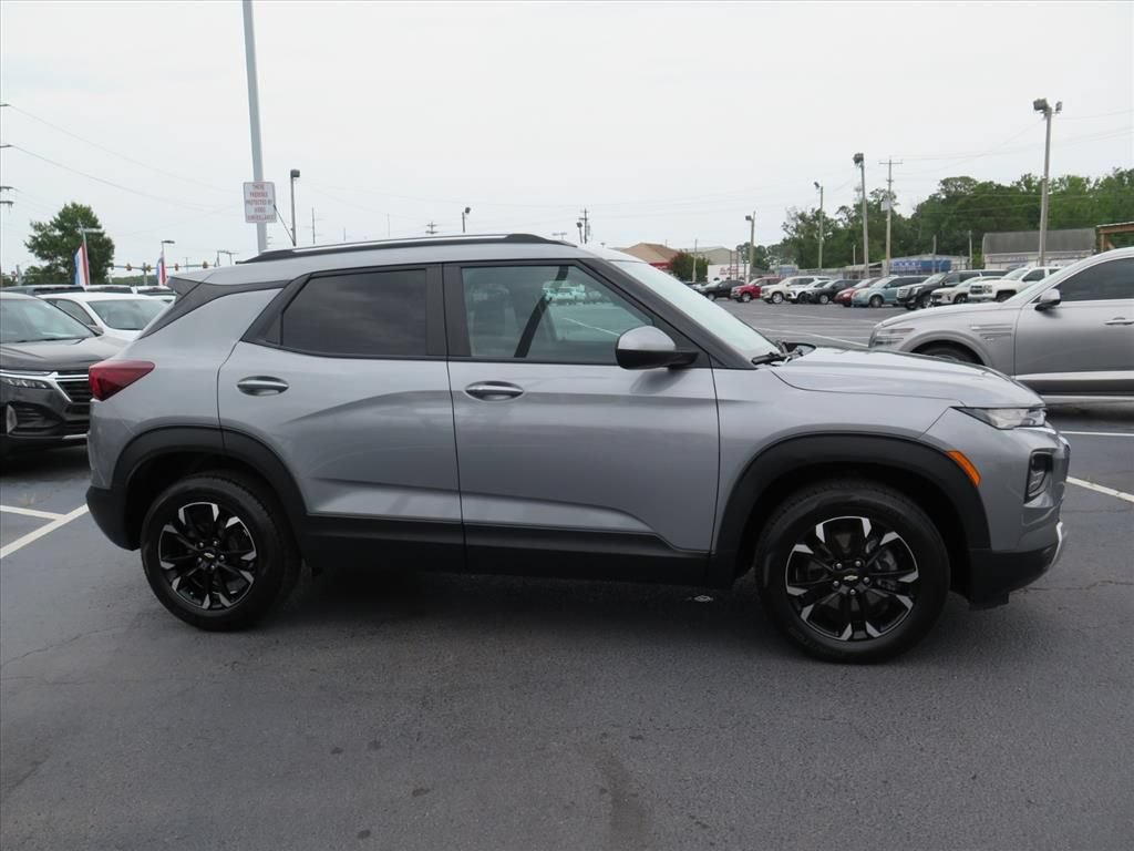 Used 2023 Chevrolet TrailBlazer LT AWD/4WD image 2