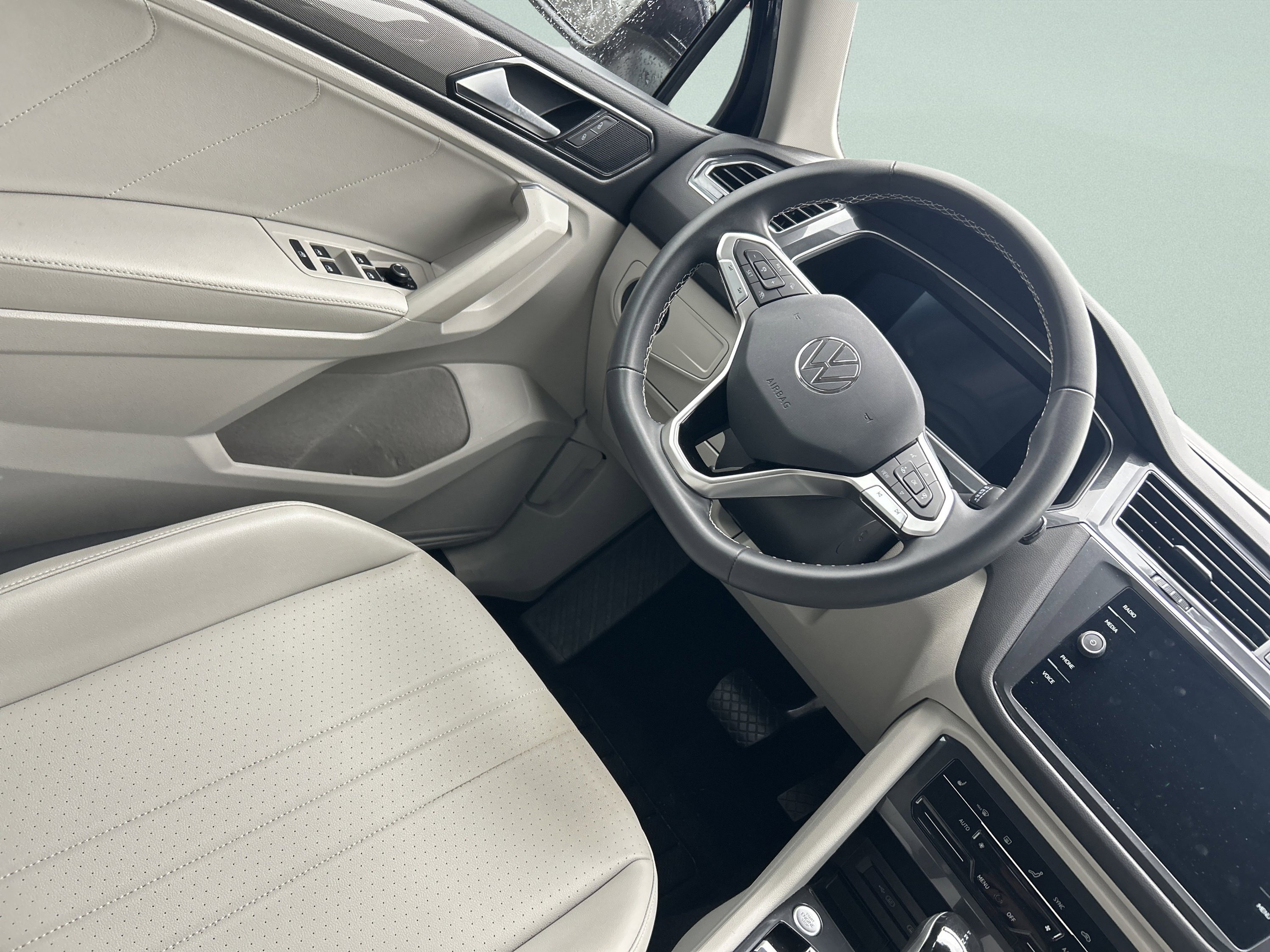 Used 2022 Volkswagen Tiguan SE AWD/4WD image 39