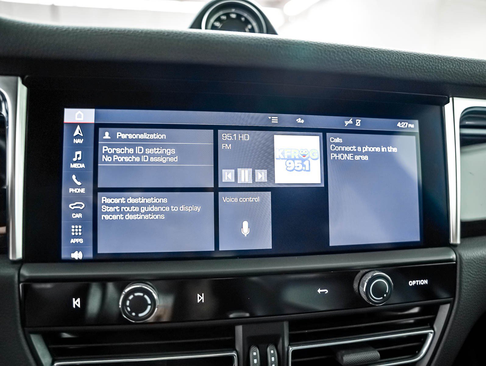 Certified 2022 Porsche Macan AWD/4WD image 23