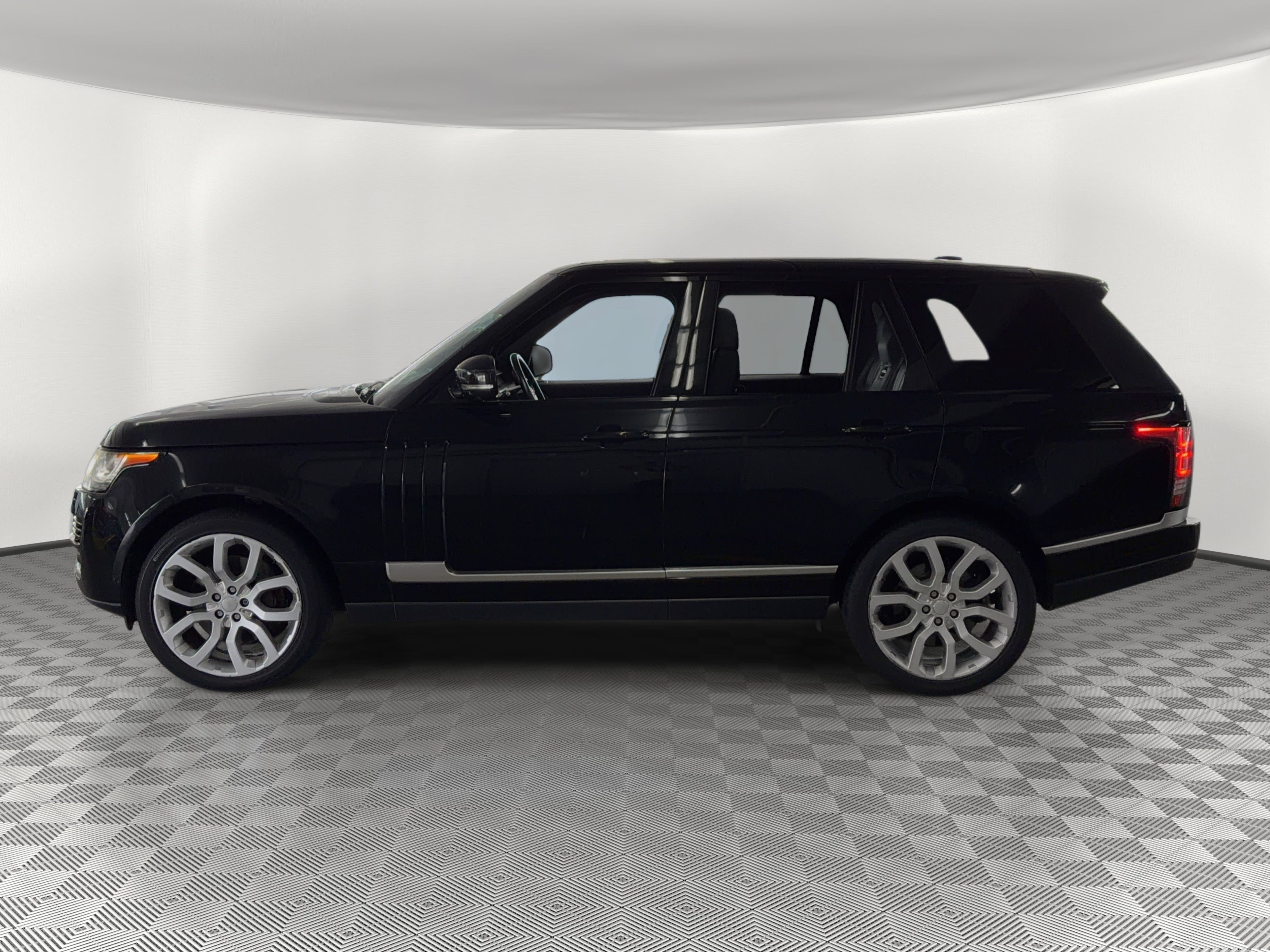 Used 2015 Land Rover Range Rover Supercharged AWD/4WD image 2