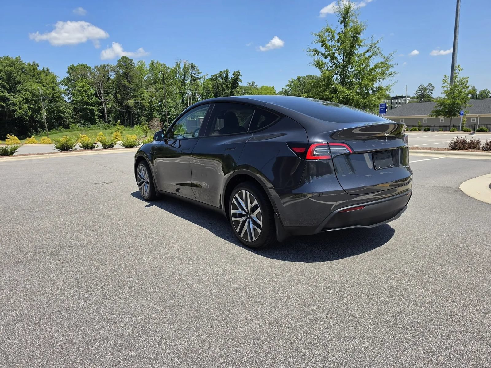 Used 2024 Tesla Model Y Long Range AWD/4WD image 3