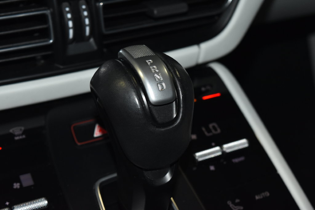 Used 2023 Porsche Macan AWD/4WD image 18