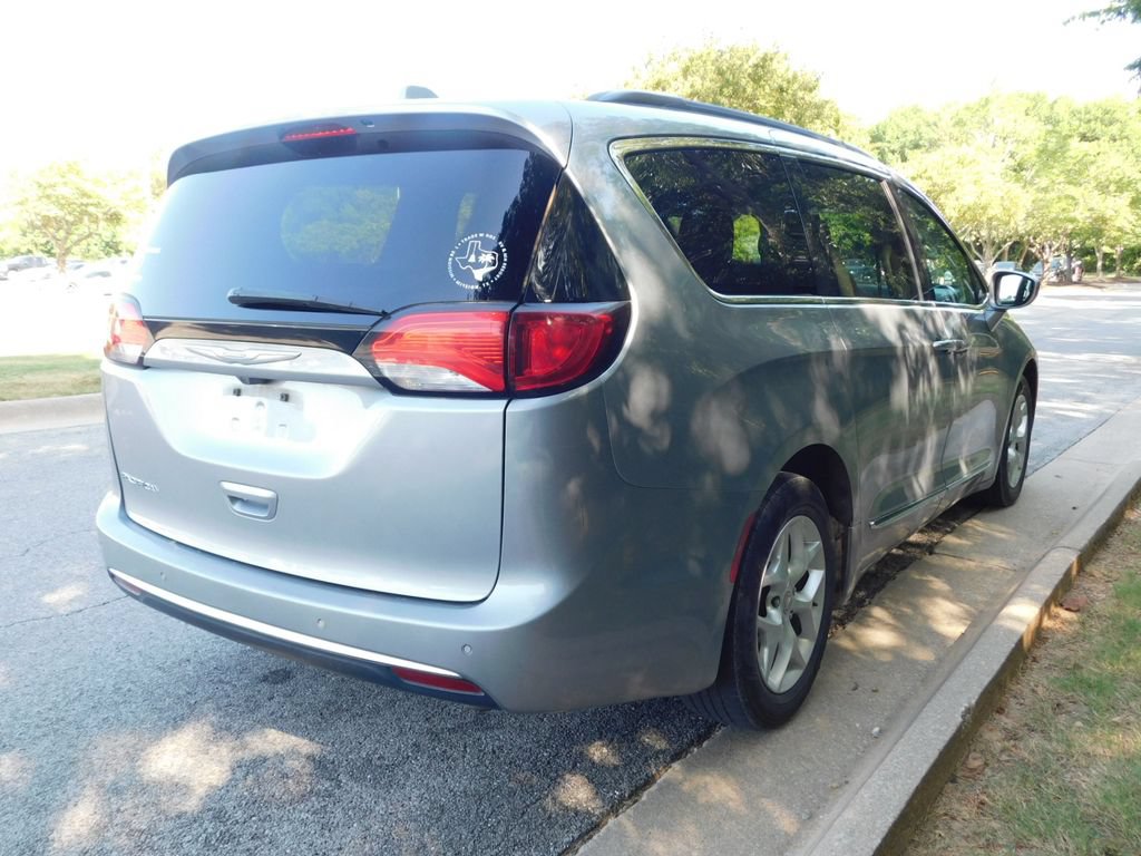 Used 2017 Chrysler Pacifica Touring-L w/ Tire & Wheel Group FWD image 4