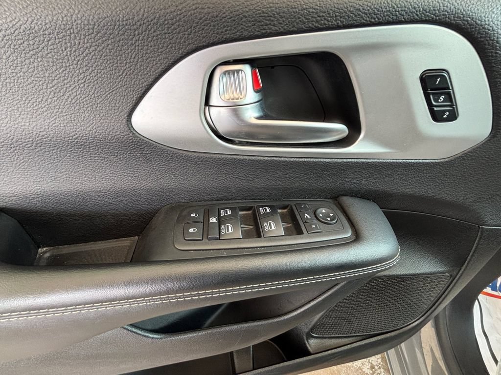 Used 2025 Chrysler Pacifica Limited FWD image 29