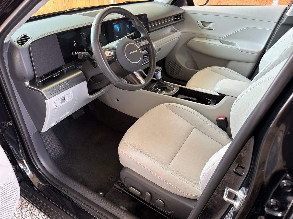 Used 2025 Hyundai Kona SEL FWD image 2