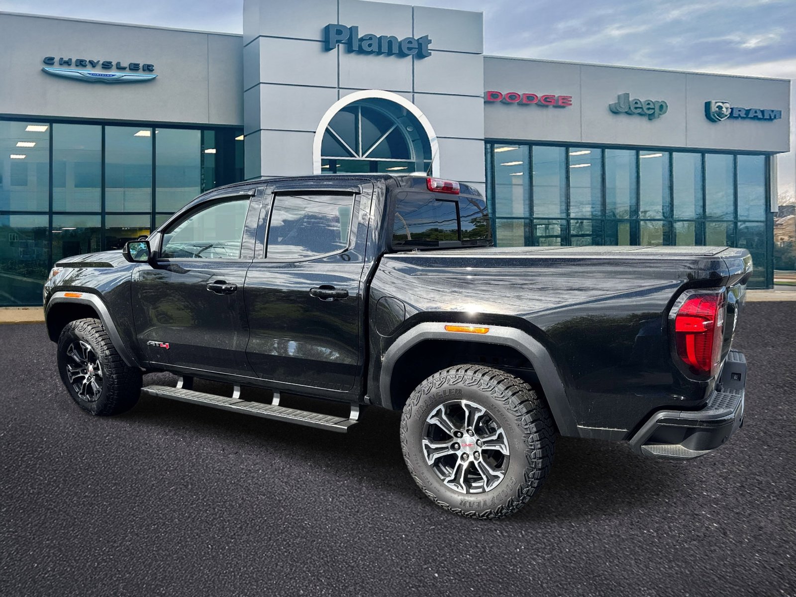 Used 2024 GMC Canyon AT4 w/ AT4 Premium Package AWD/4WD image 3