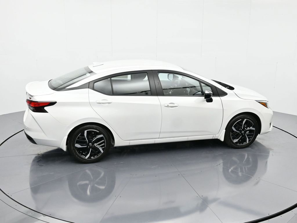 New 2025 Nissan Versa SR w/ Trunk Package FWD image 33