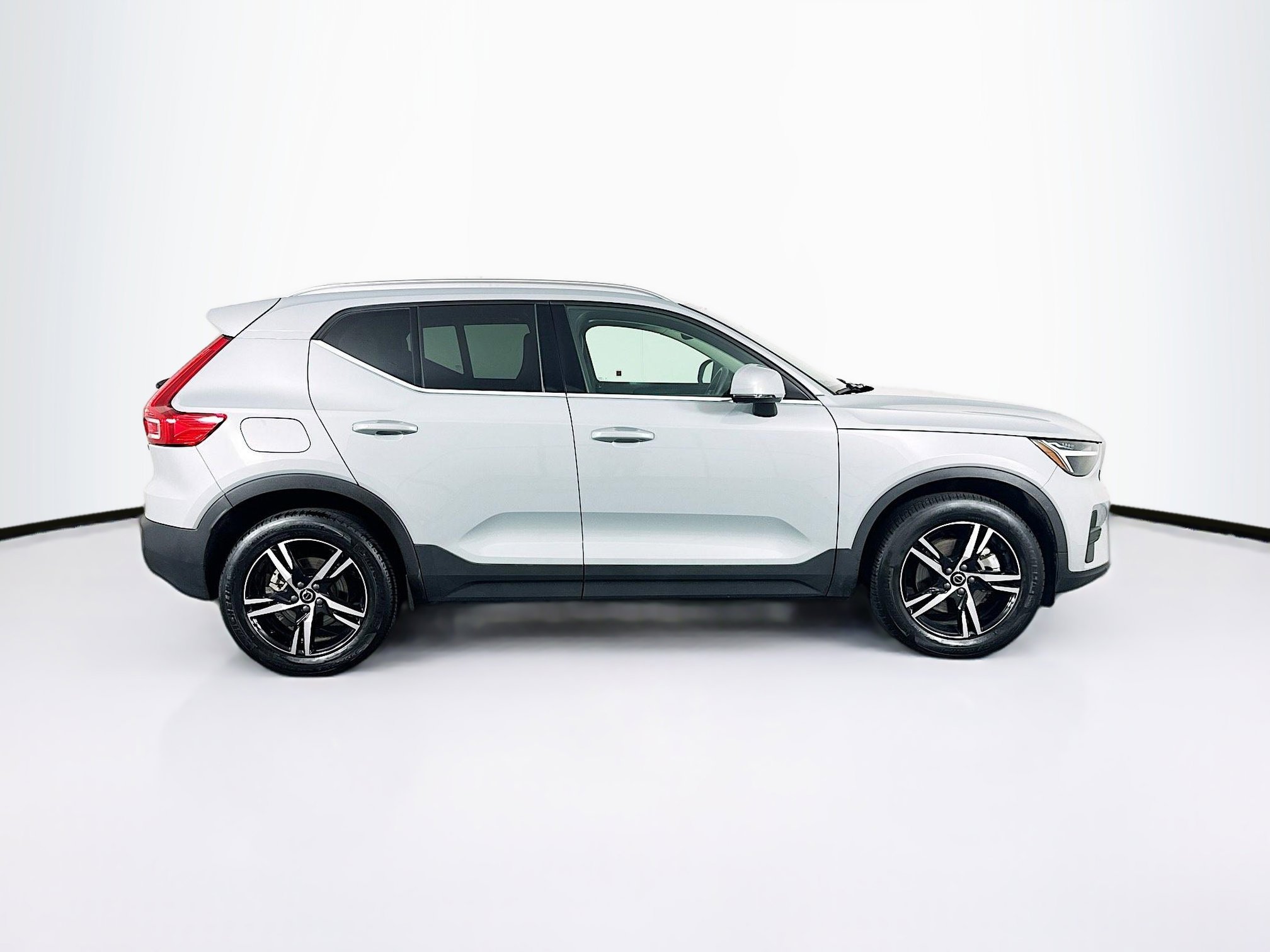Used 2025 Volvo XC40 B5 Core image 10