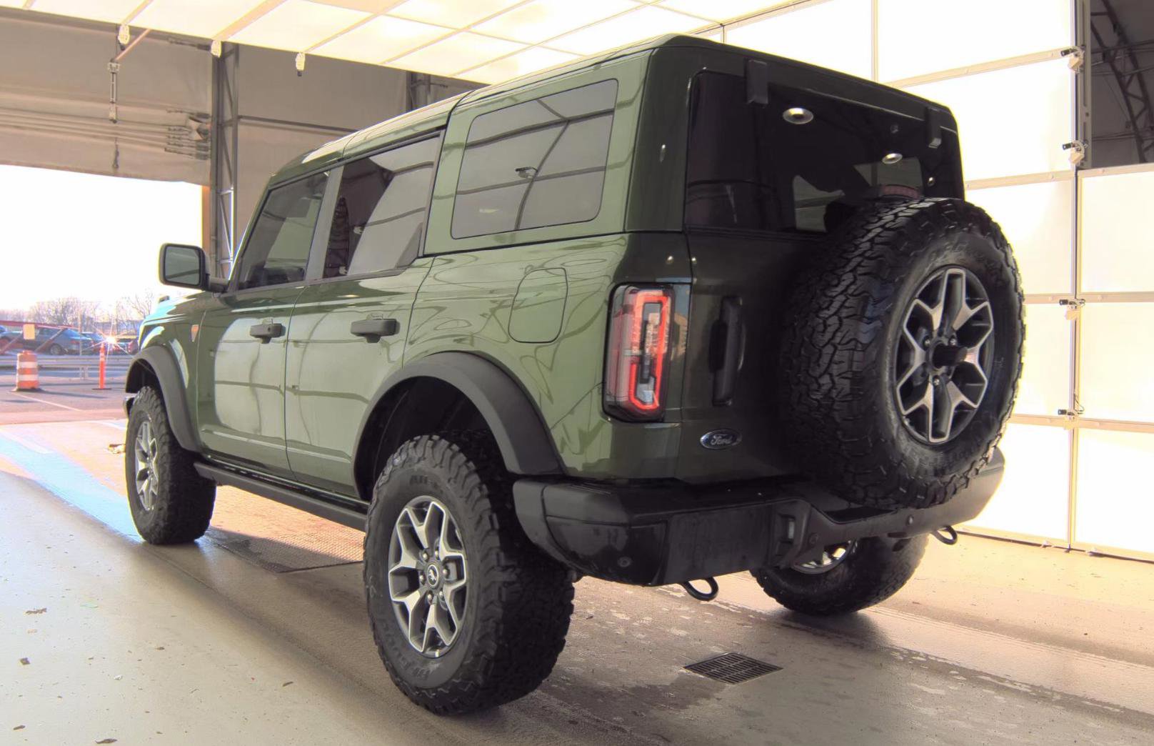 Used 2025 Ford Bronco Badlands image 9