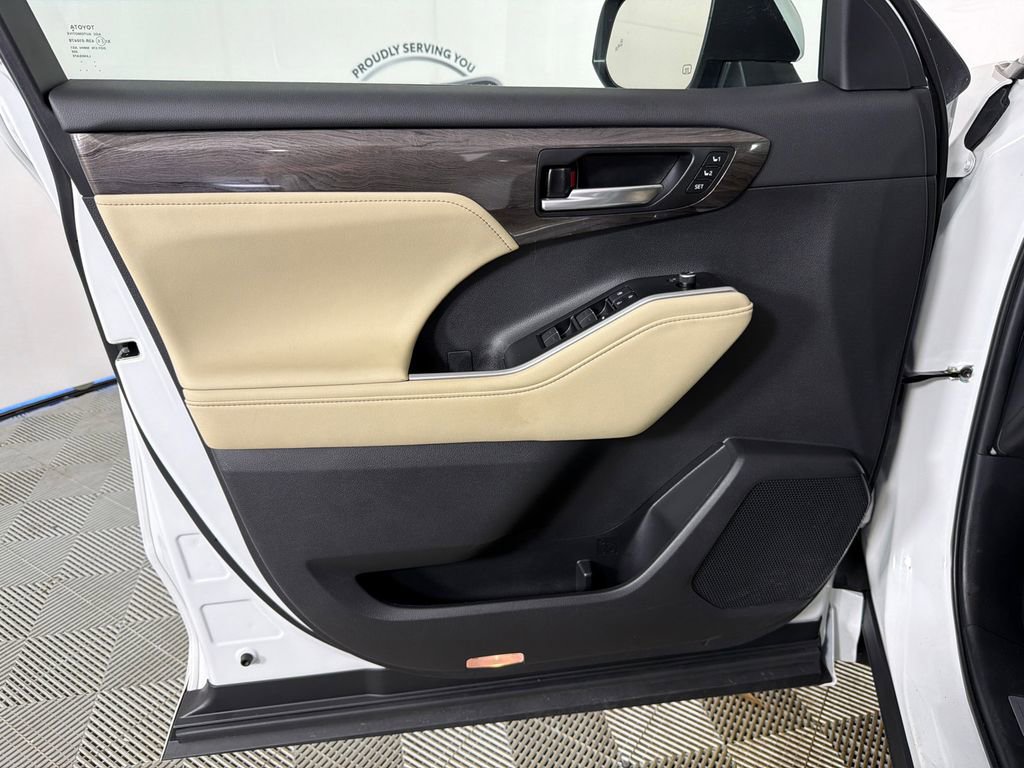 Used 2025 Toyota Highlander Limited image 11