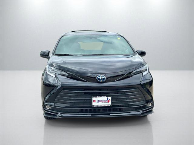 Certified 2025 Toyota Sienna XLE Woodland Edition AWD/4WD image 2