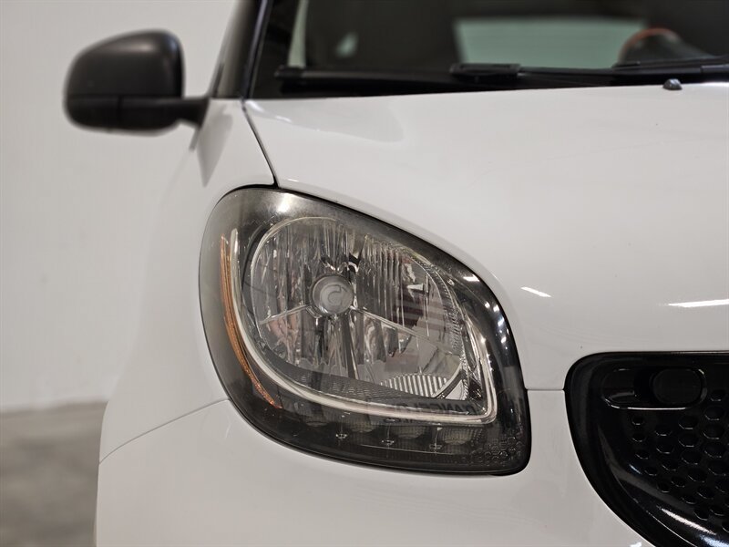 Used 2017 smart fortwo pure RWD image 12