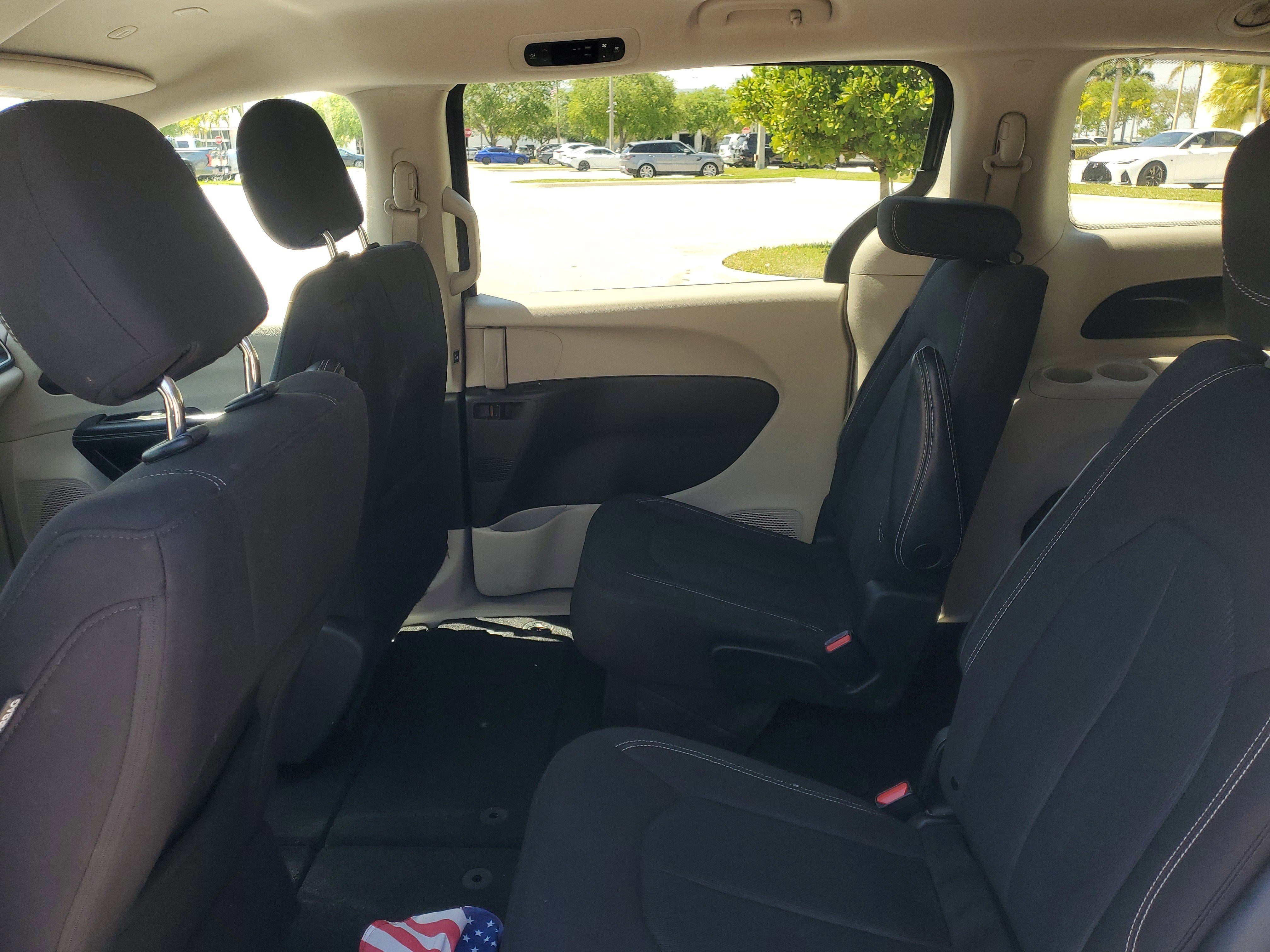 Used 2022 Chrysler Voyager LX FWD image 12