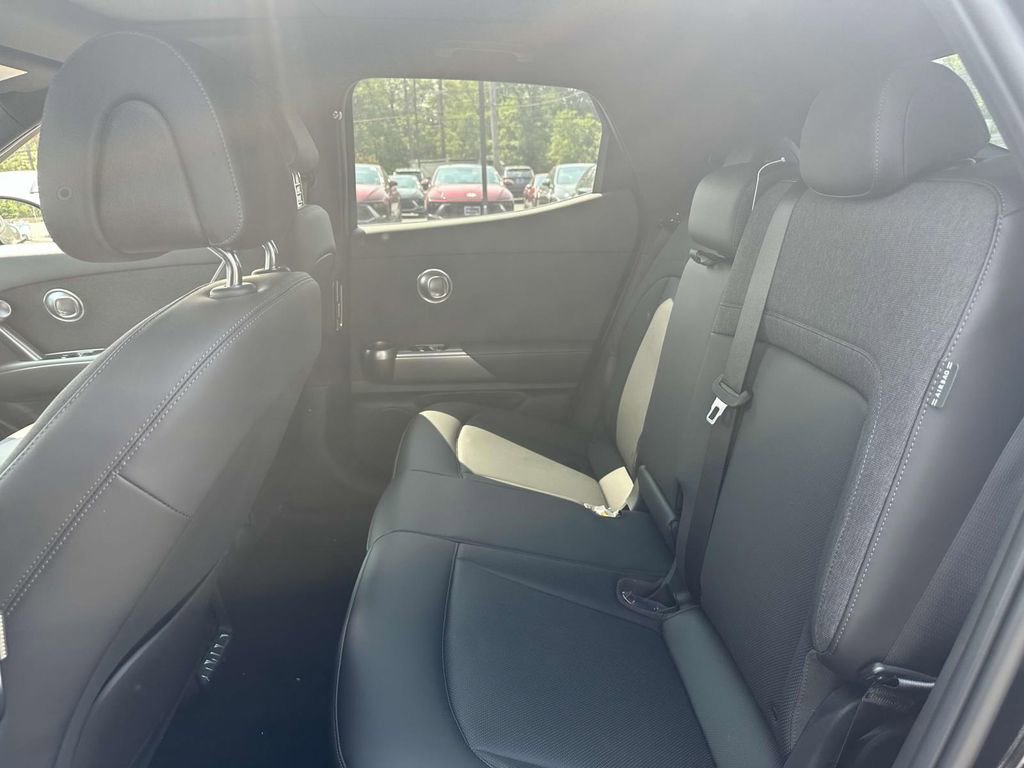 New 2025 Genesis GV60 Advanced image 28