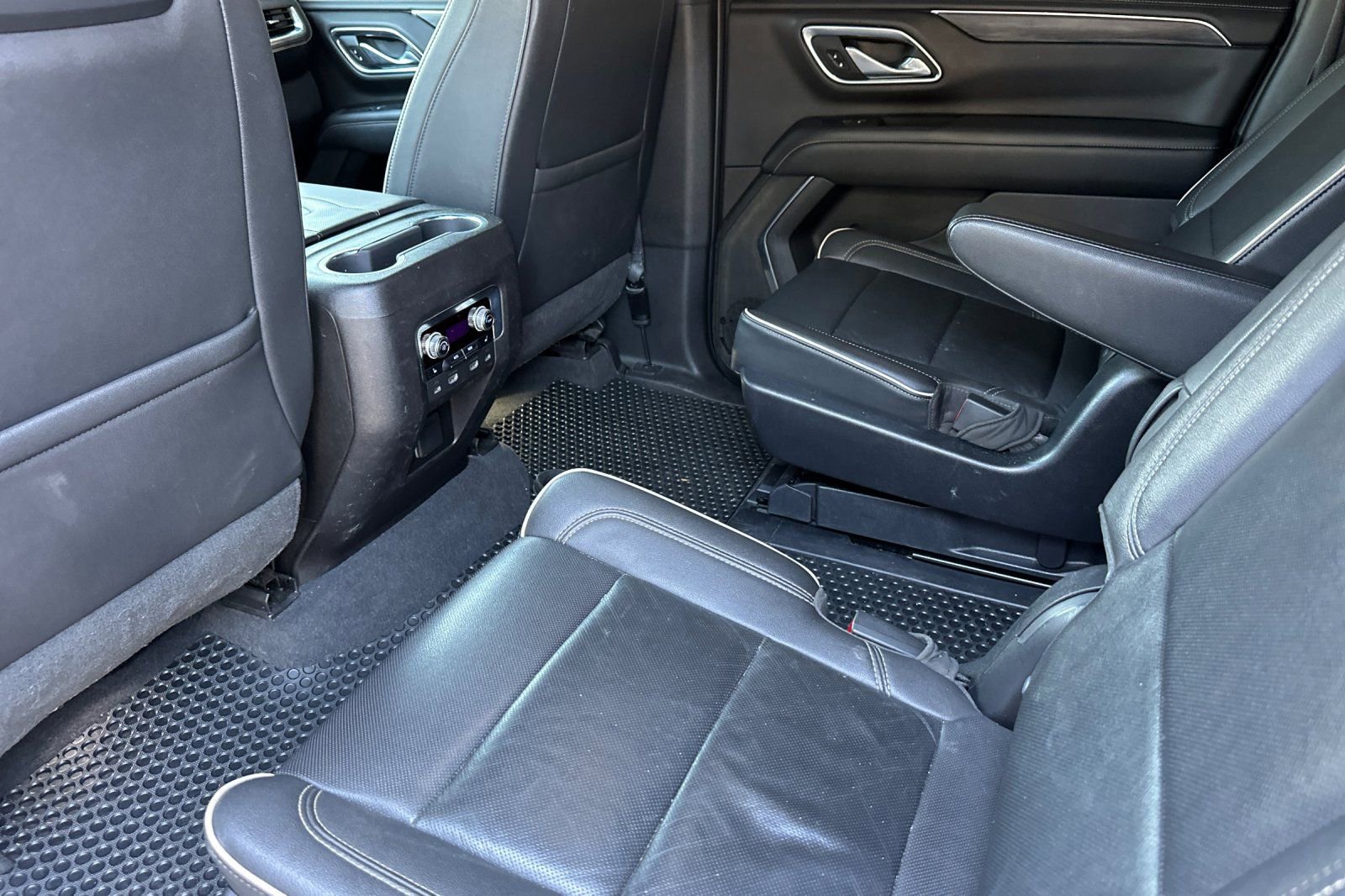 Used 2021 GMC Yukon XL SLT w/ Rear Media and Nav Package image 9