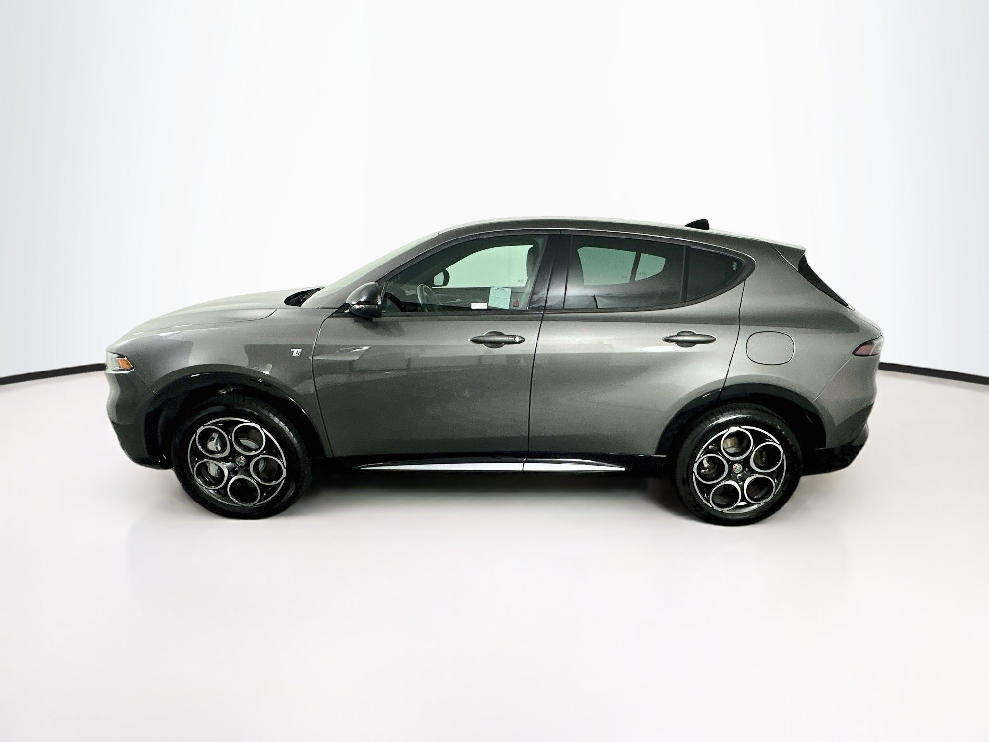 Used 2024 Alfa Romeo Tonale Ti w/ Premium Interior Package AWD/4WD image 4
