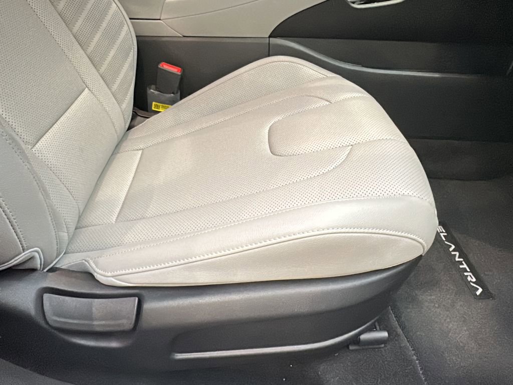 Certified 2025 Hyundai Elantra Limited image 17