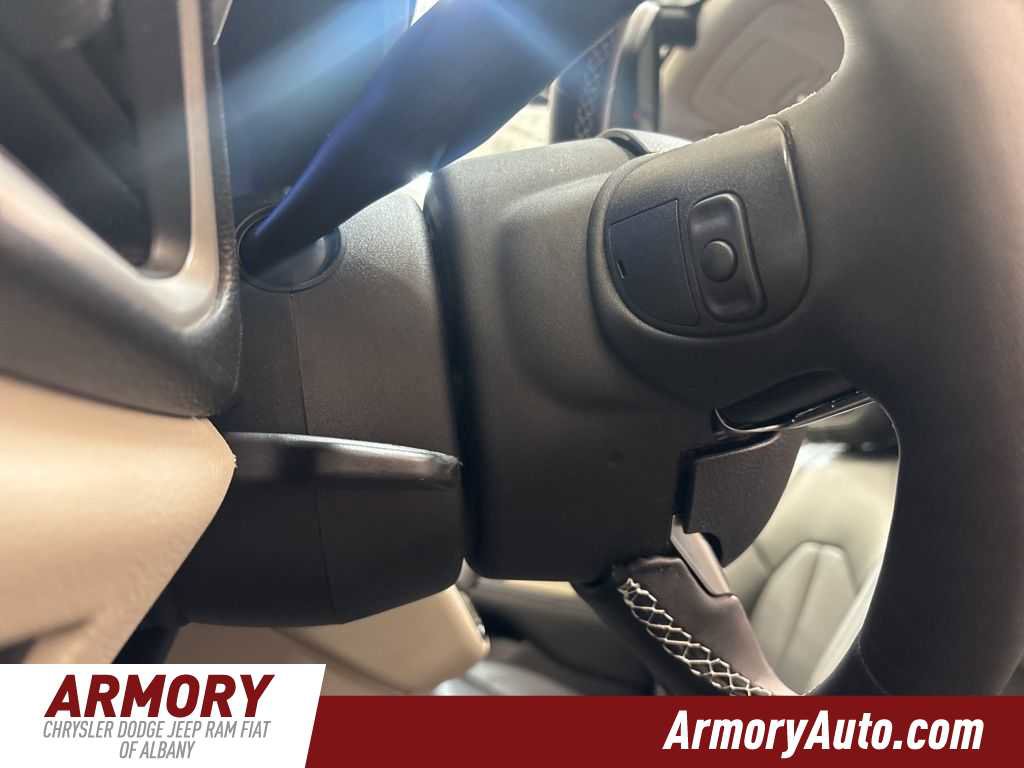 Used 2023 Chrysler Pacifica Touring-L w/ Uconnect Theater Family Group image 11