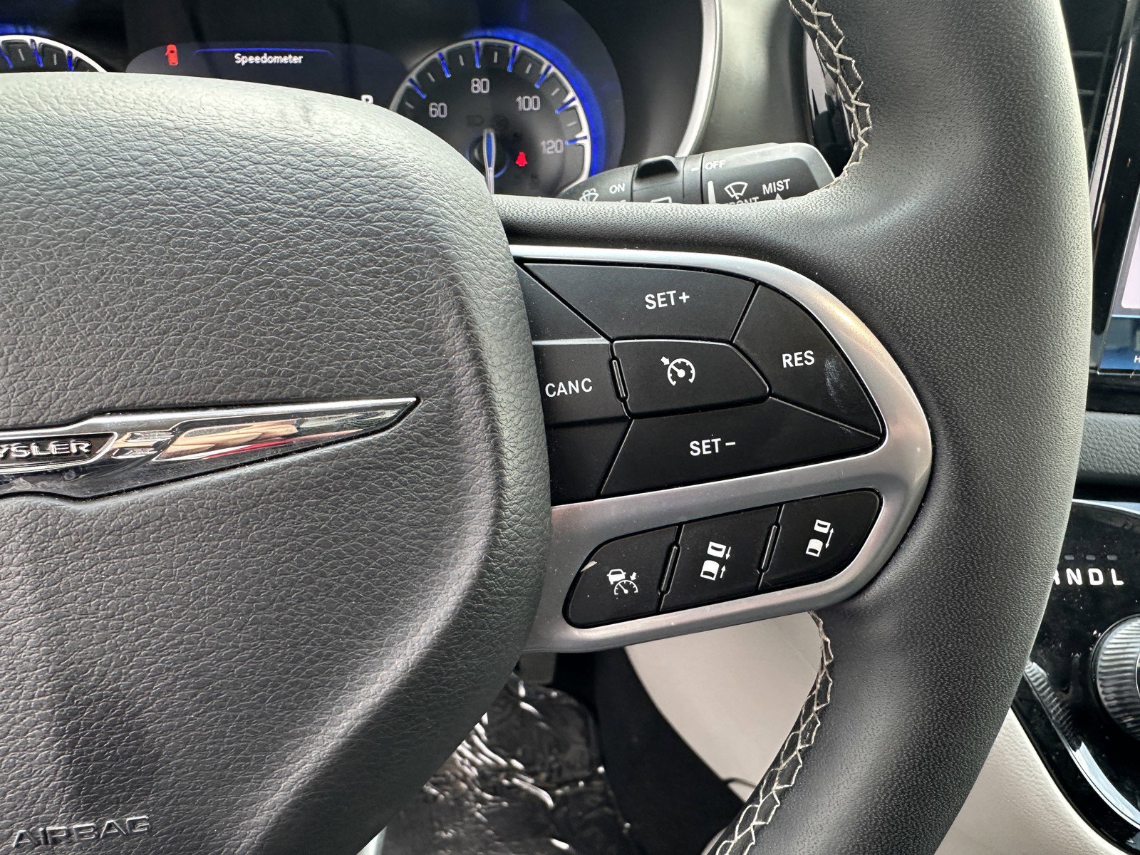 Used 2023 Chrysler Pacifica Touring-L FWD image 15