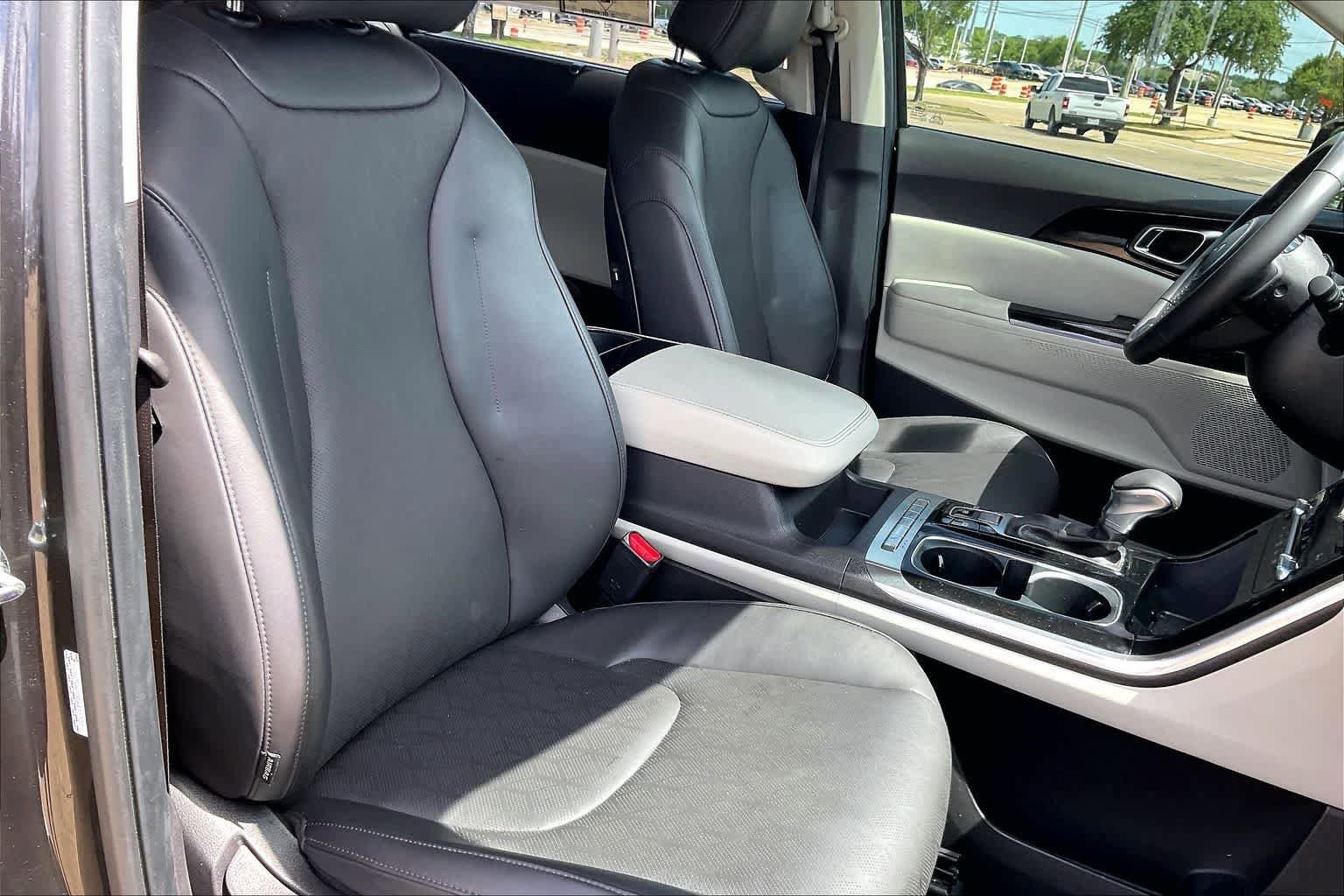 Used 2024 Kia Carnival EX FWD image 11
