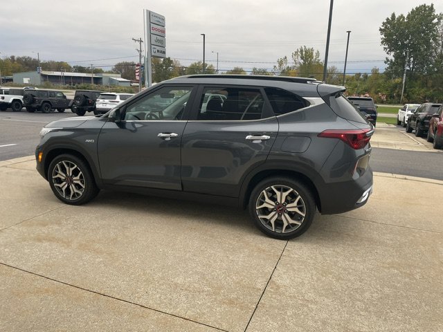 Used 2023 Kia Seltos SX w/ SX Sunroof Package AWD/4WD image 2