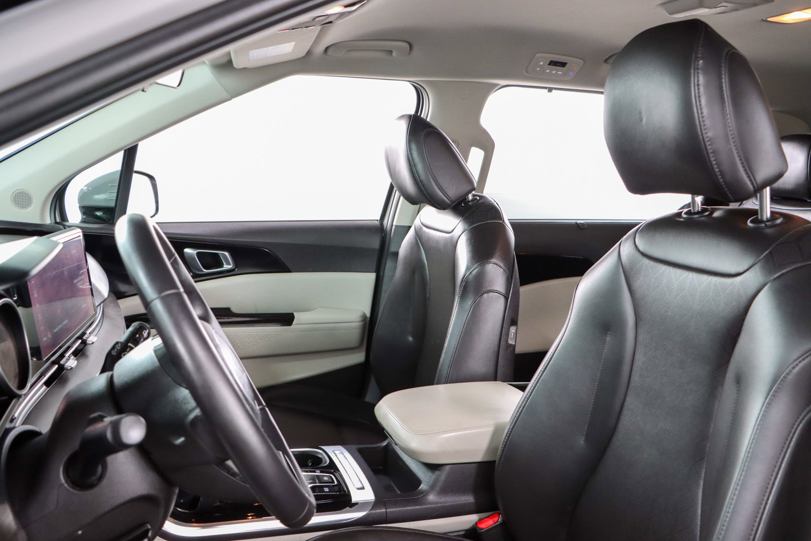 Used 2024 Kia Carnival EX image 23