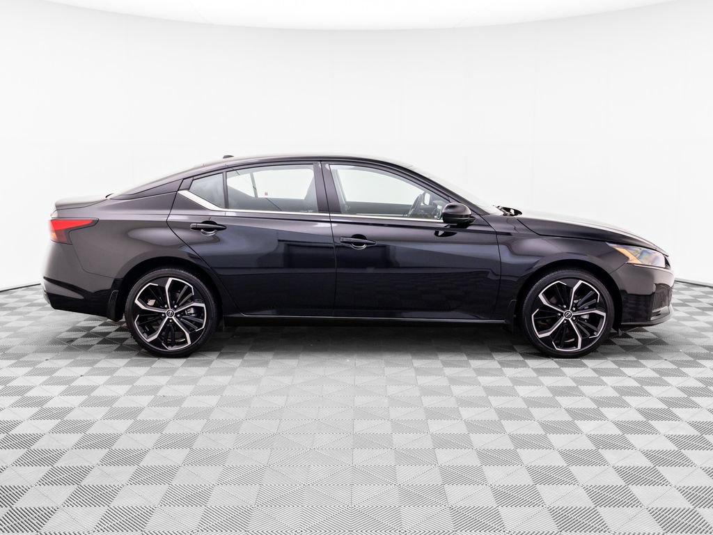 Used 2025 Nissan Altima 2.5 SR AWD/4WD image 7