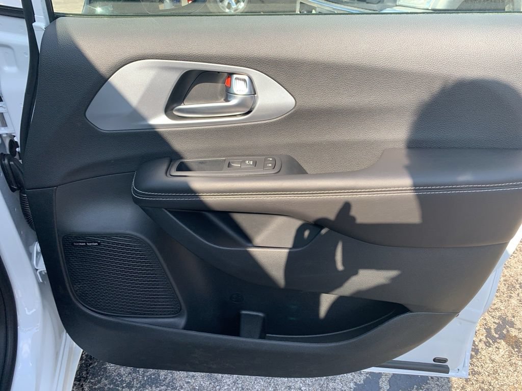 New 2026 Chrysler Pacifica Limited w/ Uconnect Theater Family Group AWD/4WD image 18