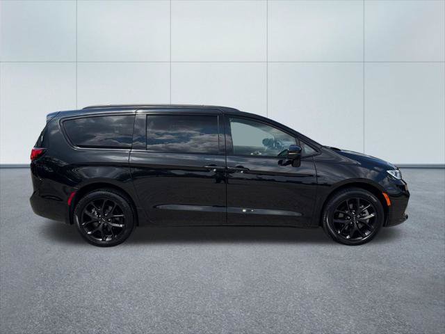 Certified 2023 Chrysler Pacifica Touring-L w/ S Appearance Package AWD/4WD image 8
