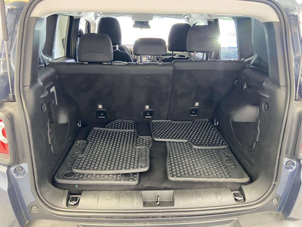 Used 2023 Jeep Renegade Latitude AWD/4WD image 11