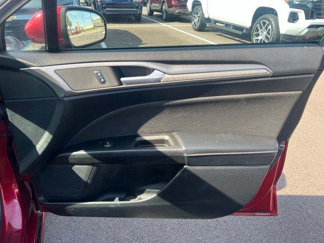 Used 2018 Ford Fusion SE w/ Fusion SE Technology Package FWD image 9