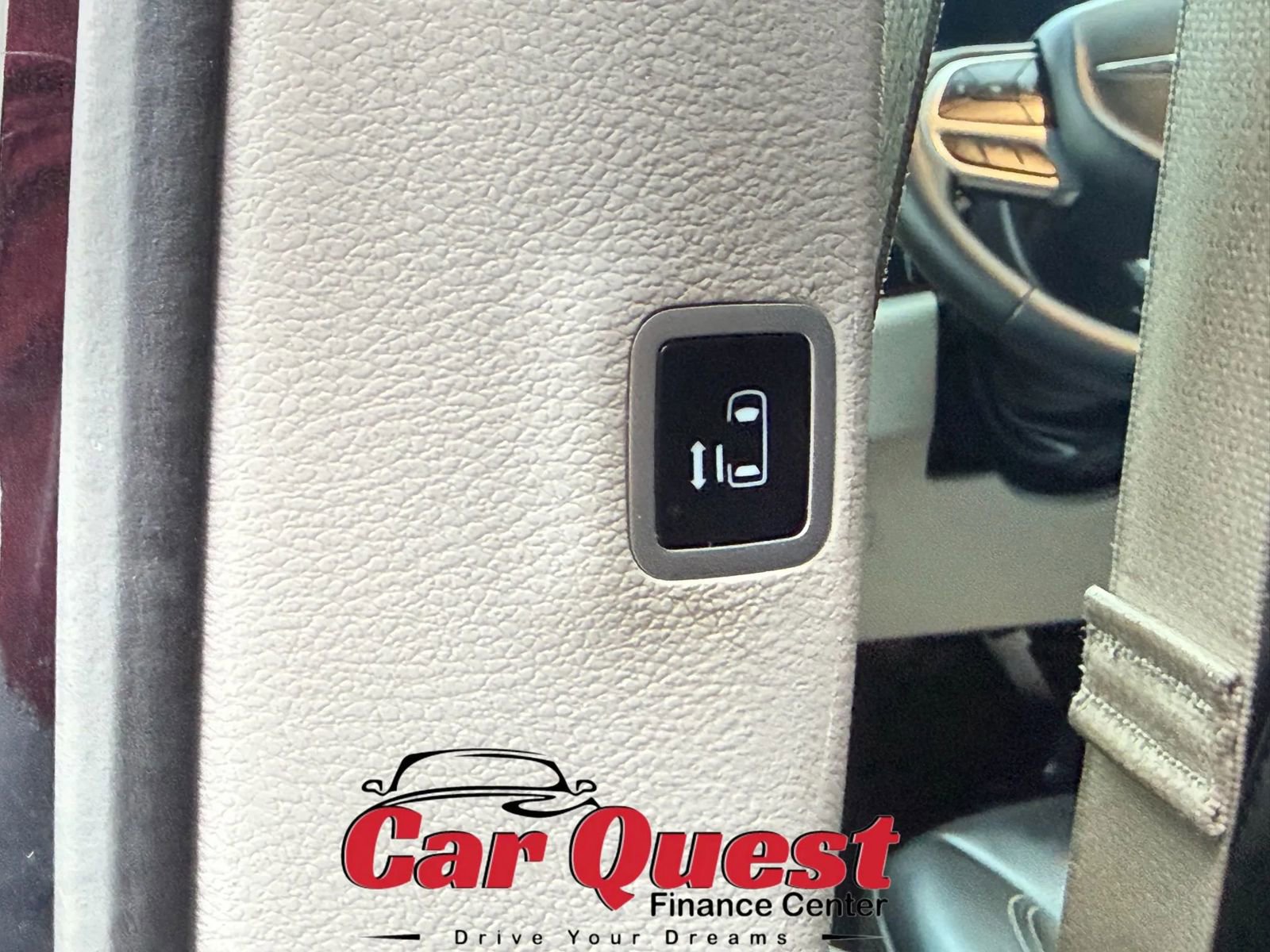 Used 2023 Chrysler Pacifica Touring-L FWD image 13