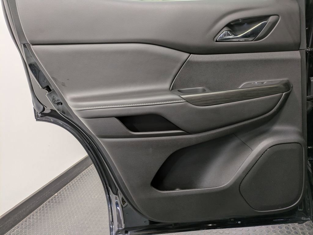 Used 2023 GMC Acadia SLT w/ Elevation Edition image 22