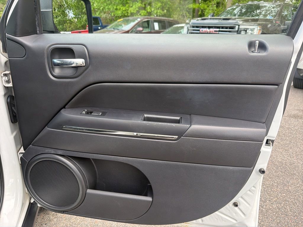 Used 2015 Jeep Patriot Limited w/ Sun/Sound Group image 27