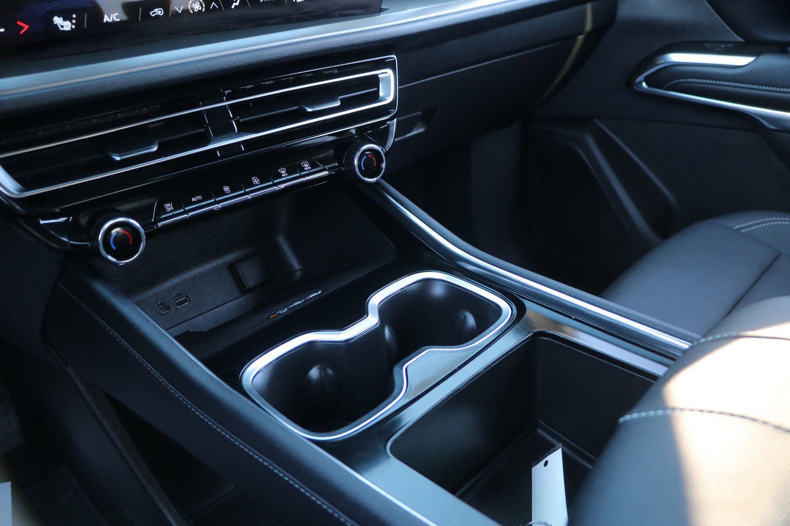 Used 2025 Chevrolet Traverse LT image 26