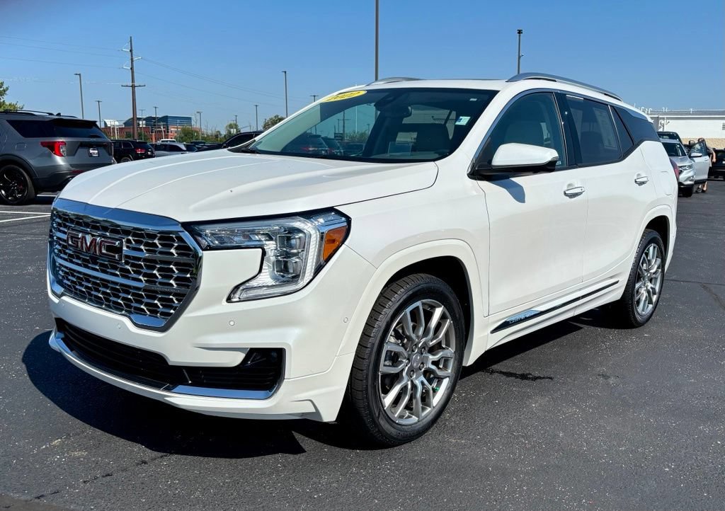 Used 2022 GMC Terrain Denali w/ Denali Premium Package AWD/4WD image 3