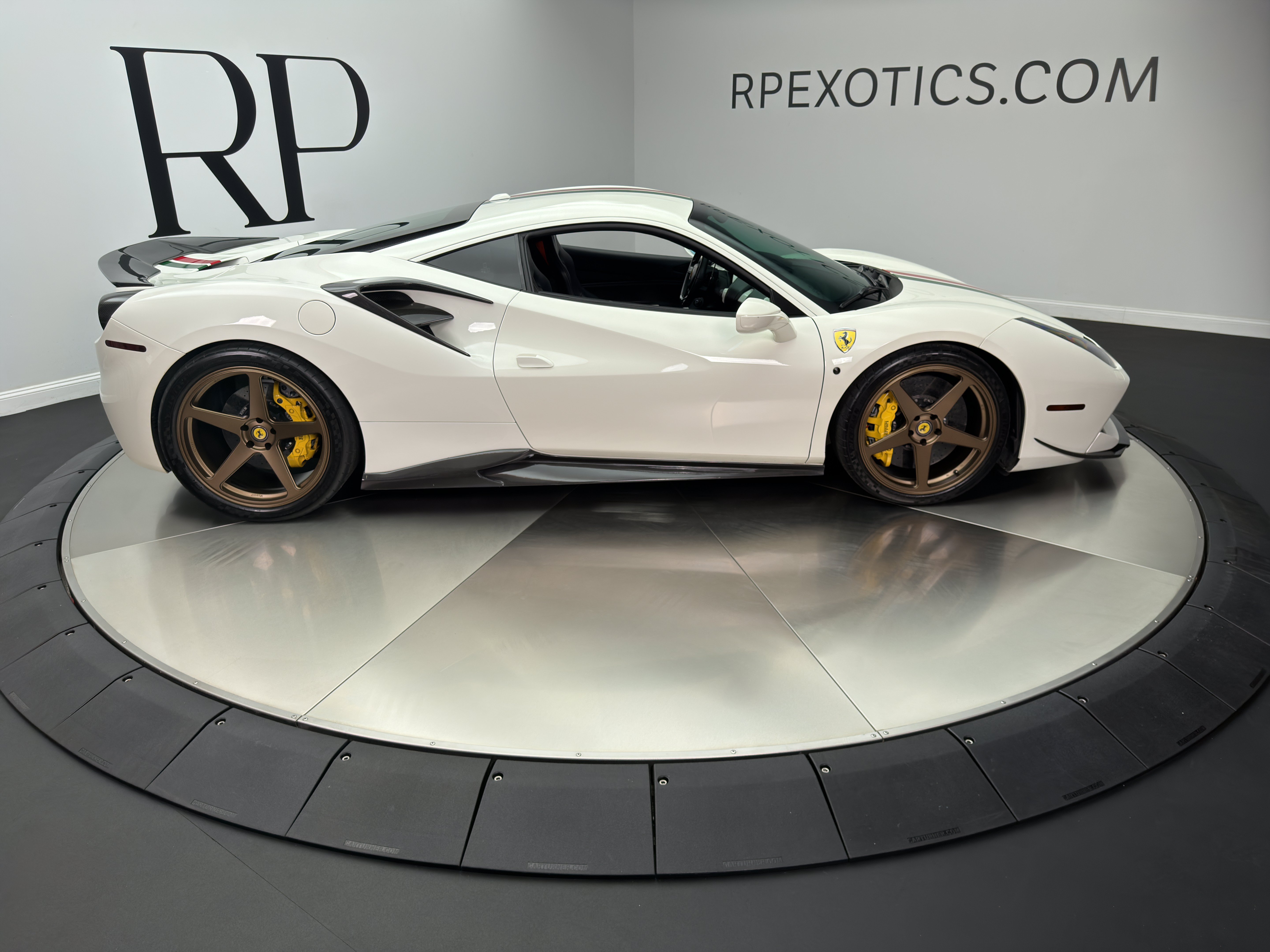 Used 2016 Ferrari 488 GTB RWD image 9