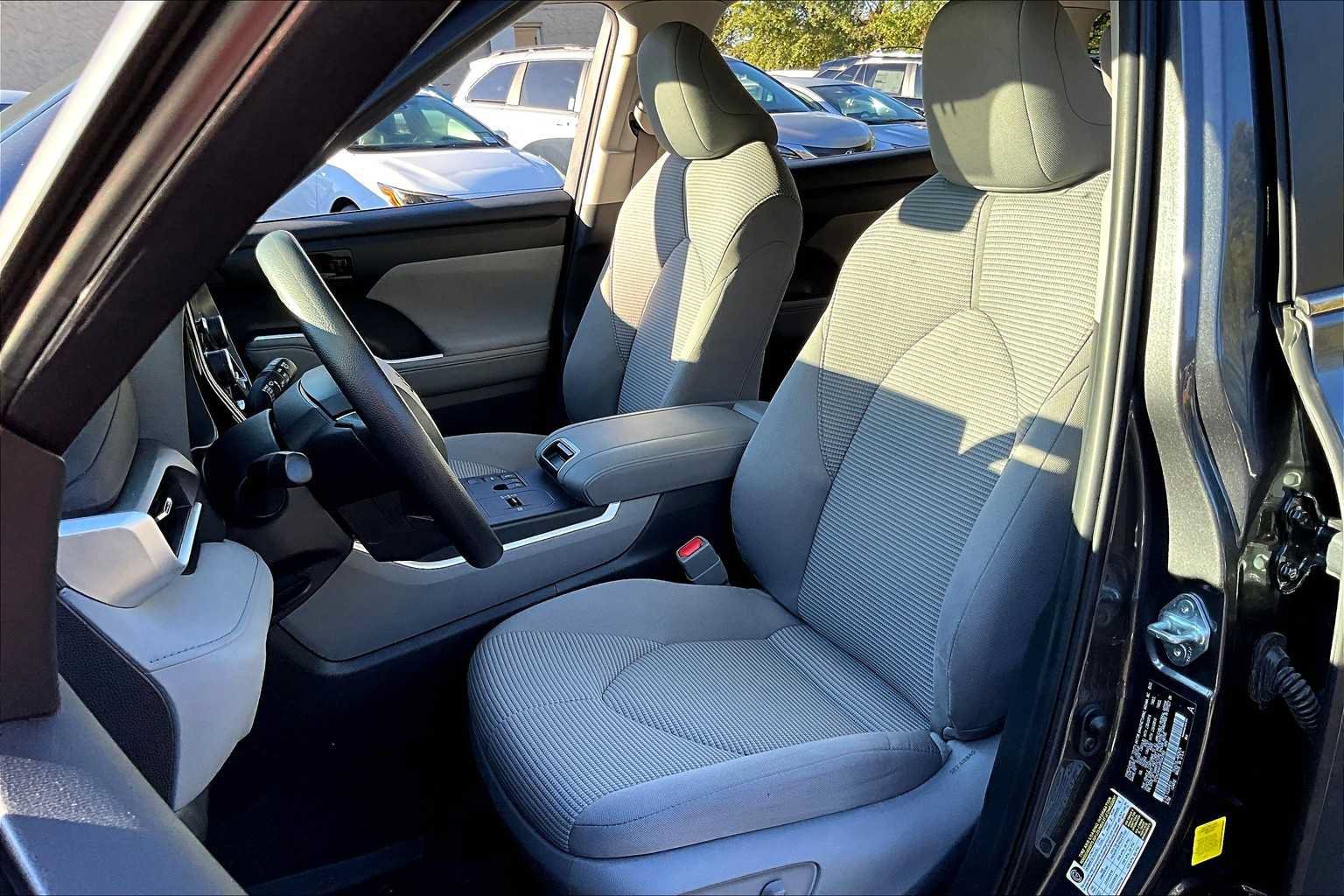 Used 2023 Toyota Highlander L FWD image 8