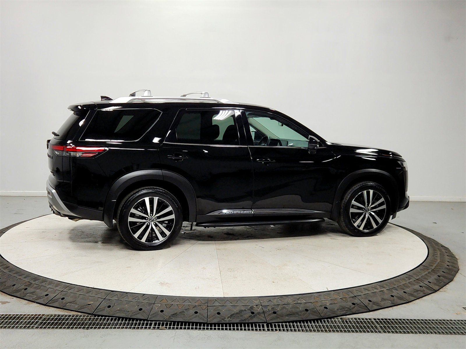 Used 2024 Nissan Pathfinder Platinum w/ Lighting Package (N93) image 8