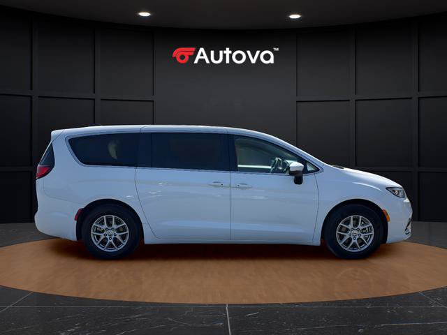 Used 2023 Chrysler Pacifica Touring-L FWD image 6