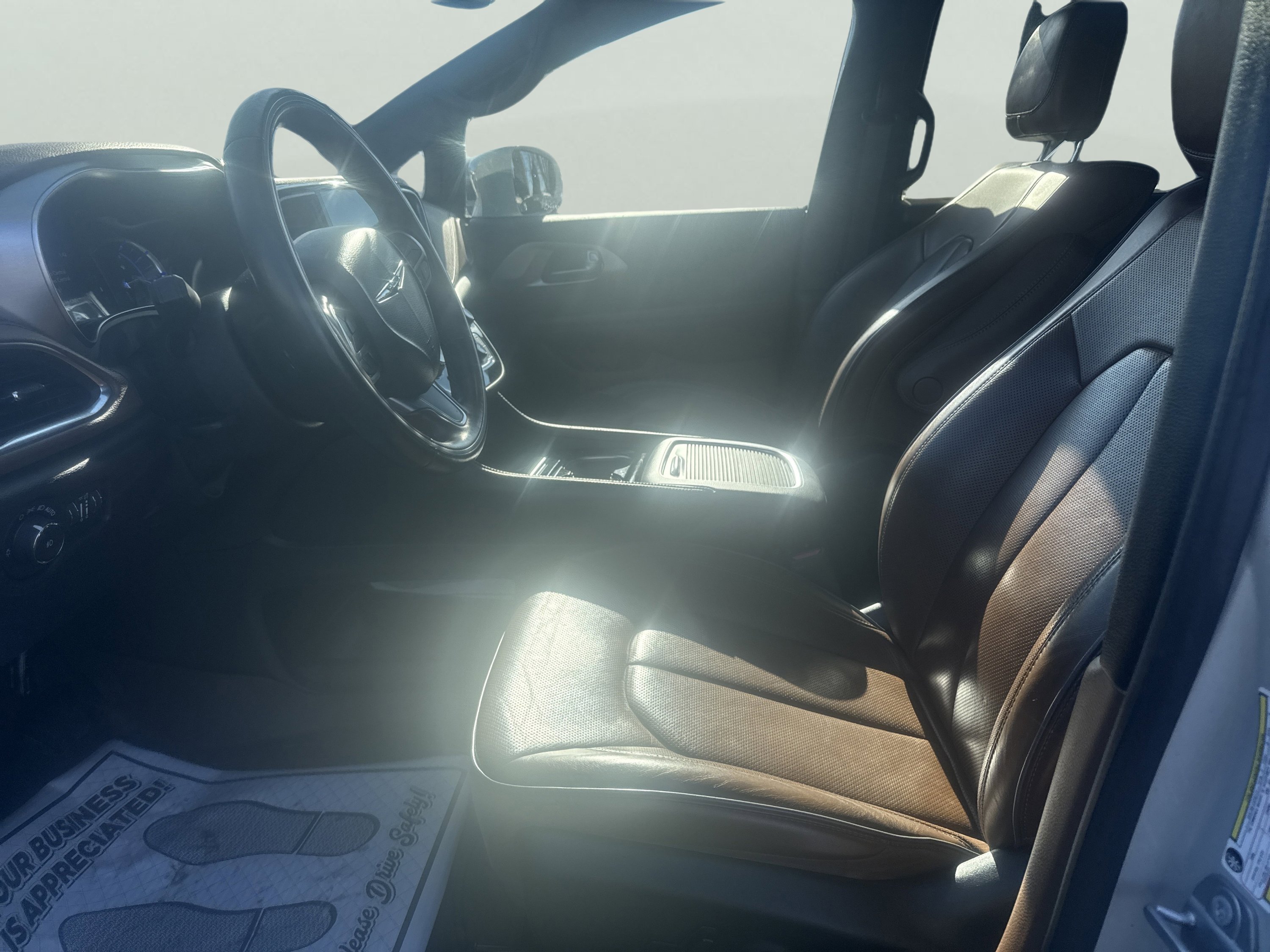 Used 2021 Chrysler Pacifica Limited w/ Uconnect Theater Family Group image 19