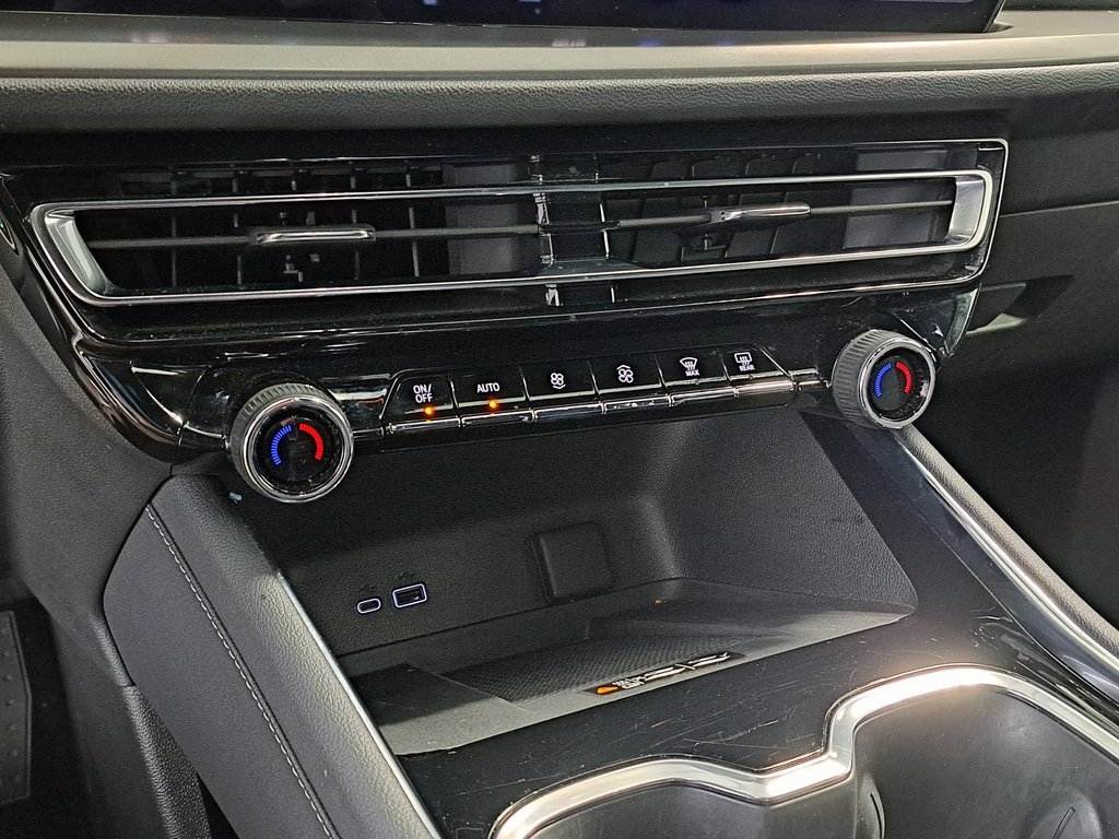 Used 2025 Chevrolet Traverse LT image 17